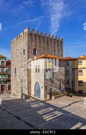 La torre medievale del Dom Pedro Pitoes Street nella città di Porto, Portogallo. Architettura romanica. Foto Stock