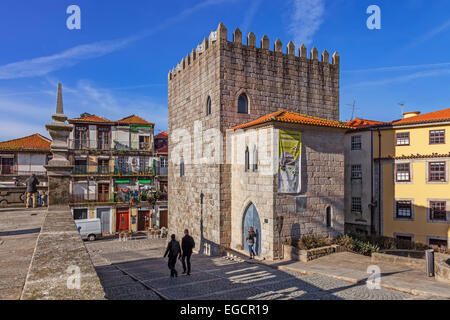 La torre medievale del Dom Pedro Pitoes Street nella città di Porto, Portogallo. Architettura romanica. Foto Stock