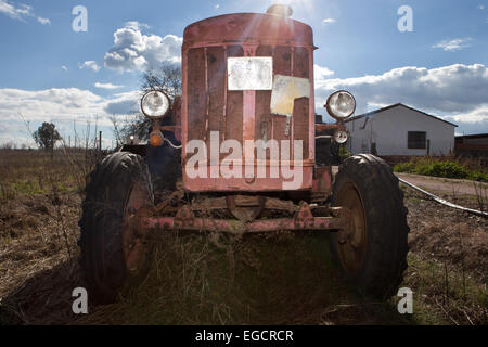 Vista frontale di rusty vintage il trattore su terreni agricoli, Badajoz, Spagna Foto Stock