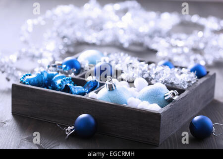 Scatola nera piena di decorazione di Natale Foto Stock