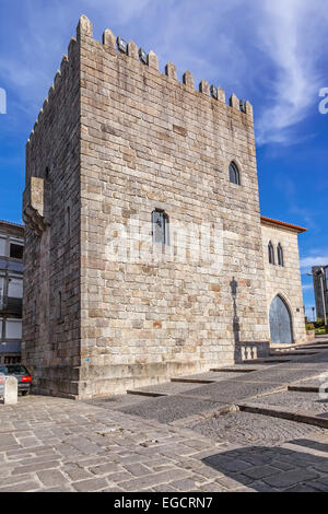 La torre medievale del Dom Pedro Pitoes Street nella città di Porto, Portogallo. Architettura romanica. Foto Stock