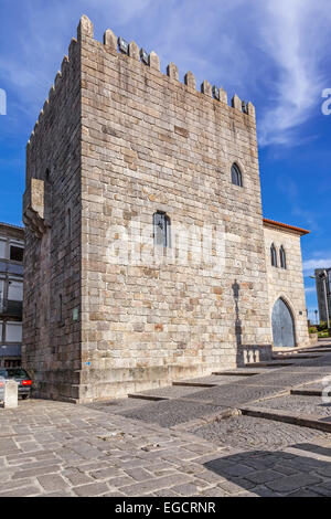 La torre medievale del Dom Pedro Pitoes Street nella città di Porto, Portogallo. Architettura romanica. Foto Stock