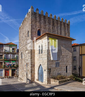 La torre medievale del Dom Pedro Pitoes Street nella città di Porto, Portogallo. Architettura romanica. Foto Stock