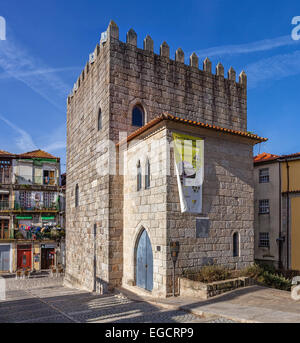 La torre medievale del Dom Pedro Pitoes Street nella città di Porto, Portogallo. Architettura romanica. Foto Stock