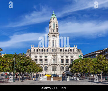 Porto, Portogallo. Dicembre 29, 2014: il Municipio di Porto situato nella parte superiore della Aliados Avenue Foto Stock