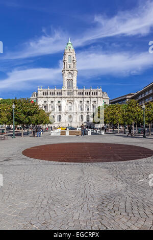 Porto, Portogallo. Dicembre 29, 2014: il Municipio di Porto situato nella parte superiore della Aliados Avenue Foto Stock