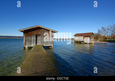 Boathouses sul lago Kochel o lago Kochelsee, Kochel am See, Alta Baviera, Baviera, Germania Foto Stock