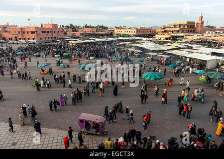 Djemaa el Fna o Piazza Jamaa El Fna a Marrakech, Marocco Foto Stock