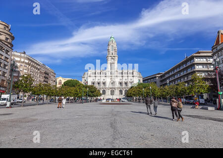 Porto, Portogallo. Dicembre 29, 2014: il Municipio di Porto situato nella parte superiore della Aliados Avenue Foto Stock