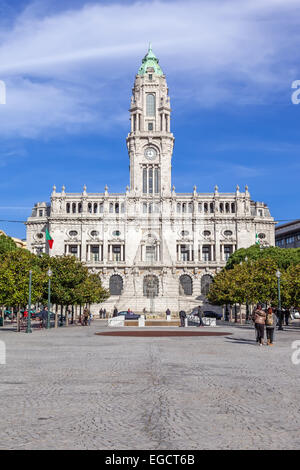 Porto, Portogallo. Dicembre 29, 2014: il Municipio di Porto situato nella parte superiore della Aliados Avenue Foto Stock