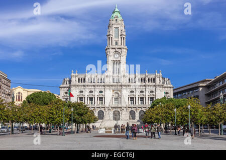 Porto, Portogallo. Dicembre 29, 2014: il Municipio di Porto situato nella parte superiore della Aliados Avenue Foto Stock