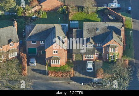 Una veduta aerea di stile britannico alloggiamento suburbana presi in inverno. Foto Stock