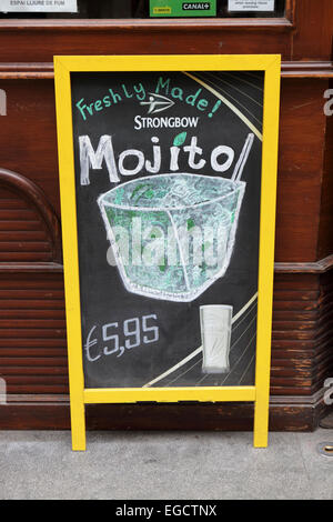Cocktail Mojito in vendita € 5,95 Euro, bar Barcelona, Spagna Foto Stock