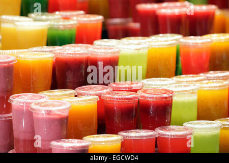 Luminose di colore colore selezione di bevande di frutta sul display, Barcellona mercato alimentare, Spagna Foto Stock