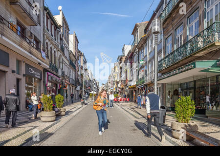 Porto, Portogallo. Santa Catarina Street, la principale via dello shopping della città, pieno di acquirenti durante i festeggiamenti. Foto Stock