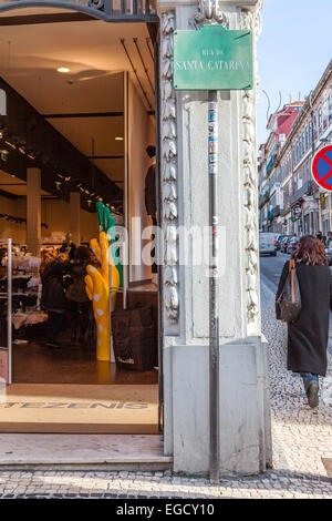 Porto, Portogallo. Un cartello stradale che mostra la Rua de Santa Catarina, il nome della maggior parte strada commerciale della città di Porto Foto Stock