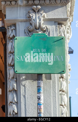 Porto, Portogallo. Un cartello stradale che mostra la Rua de Santa Catarina, il nome della maggior parte strada commerciale della città di Porto Foto Stock