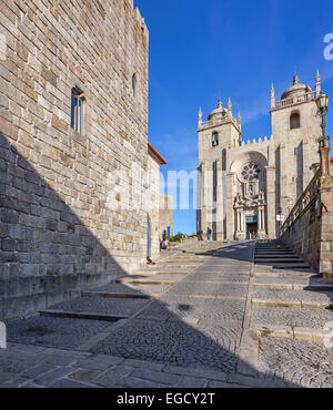La torre medievale sulla sinistra e la cattedrale di Porto visto attraverso il Dom Pedro Pitoes Street. Foto Stock