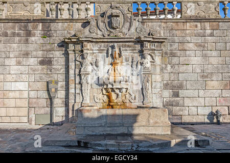 Rua Escura fontana situata nei pressi della cattedrale di Porto e la gogna. Xvii secolo architettura. Porto, Portogallo Foto Stock