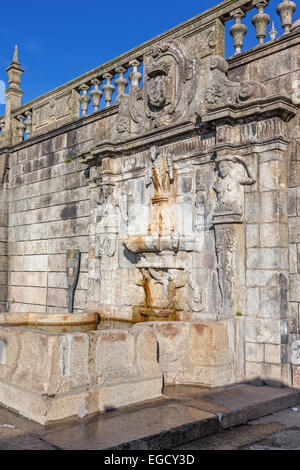 Rua Escura fontana situata nei pressi della cattedrale di Porto e la gogna. Xvii secolo architettura. Porto, Portogallo Foto Stock