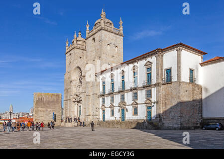 Porto, Portogallo. Cattedrale di Porto o Sé Catedral do Porto. In stile romanico e gotico. Patrimonio Mondiale dell Unesco Foto Stock