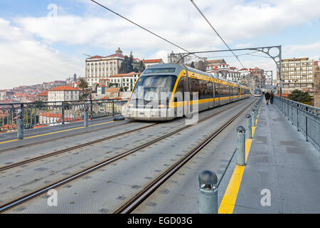 Porto, Portogallo. Un Metro do Porto alla metropolitana treno attraversa il ponte superiore del Dom Luis I ponte di collegamento Gaia al Porto Foto Stock
