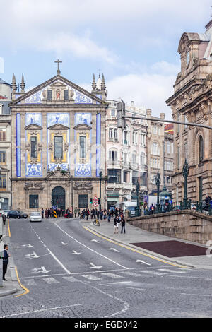 Porto, Portogallo. Vista dell'Almeida Garret piazza con la alla stazione ferroviaria di Sao Bento e Congregados Chiesa all'indietro. Foto Stock