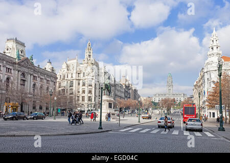 La trafficata Aliados Avenue con il Municipio di Porto che si trova sulla parte superiore e il BBVA banca sulla destra Foto Stock