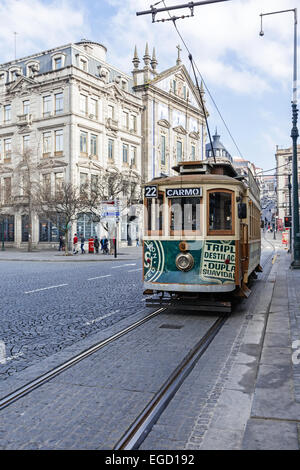 Porto, Portogallo. Il vecchio tram 22 passa da Aliados Avenue e Piazza Liberdade con la Chiesa Congregados in background. Foto Stock