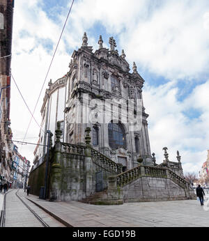 La Chiesa di Clerigos, che è attaccato alla mitica Torre Clerigos, uno dei punti di riferimento e i simboli della città di Porto Foto Stock