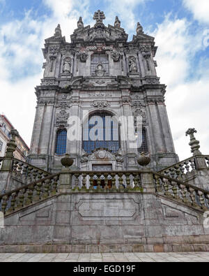 La Chiesa di Clerigos, che è attaccato alla mitica Torre Clerigos, uno dei punti di riferimento e i simboli della città di Porto Foto Stock