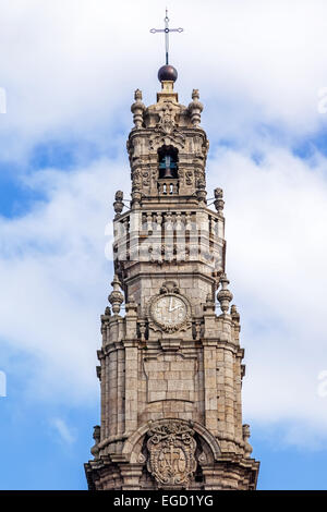 Parte superiore della mitica Torre Clerigos, uno dei punti di riferimento e i simboli della città di Porto, Portogallo. Patrimonio Mondiale dell Unesco Foto Stock