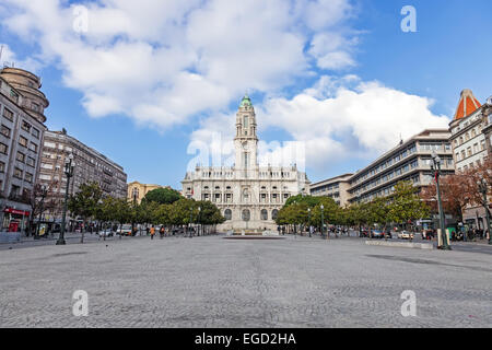 Porto, Portogallo. Dicembre 29, 2014: il Municipio di Porto situato nella parte superiore della Aliados Avenue Foto Stock