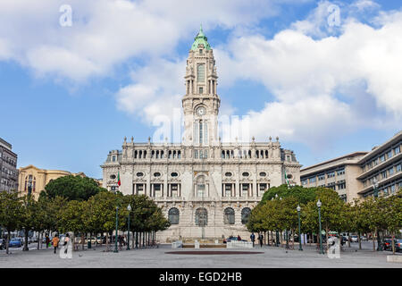 Porto, Portogallo. Dicembre 29, 2014: il Municipio di Porto situato nella parte superiore della Aliados Avenue Foto Stock