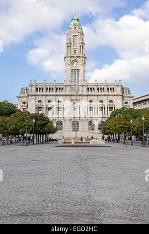 Porto, Portogallo. Dicembre 29, 2014: il Municipio di Porto situato nella parte superiore della Aliados Avenue Foto Stock