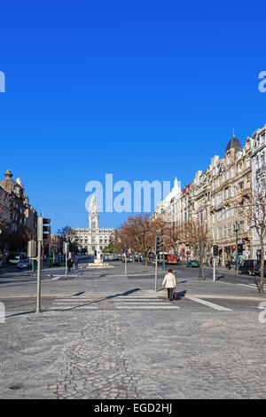Porto, Portogallo. La trafficata Aliados Avenue e Piazza Liberdade con il Municipio di Porto situato nella parte superiore Foto Stock
