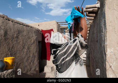 Madre appendere fuori della famiglia nel lavaggio Charahi Spinkali, District 5, Kabul. Foto Stock