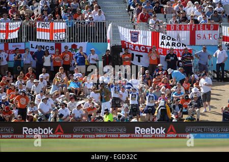 Christchurch, Nuova Zelanda - 23 Febbraio 2015 - ventilatori da Inghilterra Scozia atnd durante l'ICC Cricket World Cup Match tra Inghilterra e Scozia a Hagley ovale sul Febbraio 23, 2015 a Christchurch, Nuova Zelanda, folla. Foto Stock