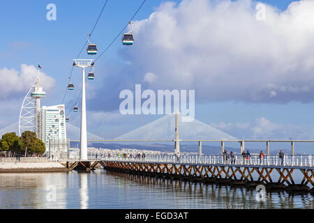 Persone che praticano sport sulla Passeio Ribeirinho sul fiume Tago. Torre Vasco da Gama e il ponte, una miriade di Hotel Foto Stock