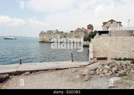 Viste generali di Kaštilac, la fortezza di un monastero benedettino situato a Kaštel Gomilica, dove la ripresa è dovuta per iniziare sulla quinta stagione di HBO premiato di Drama Fantasy 'Gioco di troni' dove: Kaštel Gomilica, Croazia quando: 21 Ago 2014 Foto Stock