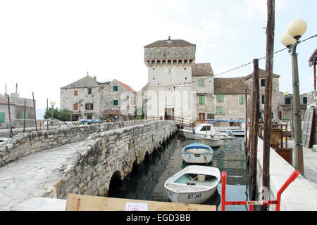 Viste generali di Kaštilac, la fortezza di un monastero benedettino situato a Kaštel Gomilica, dove la ripresa è dovuta per iniziare sulla quinta stagione di HBO premiato di Drama Fantasy 'Gioco di troni' dove: Kaštel Gomilica, Croazia quando: 21 Ago 2014 Foto Stock