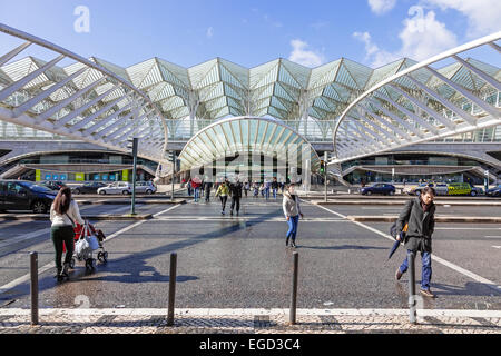 Gare do Oriente (orientare la stazione), un trasporto pubblico hub di Lisbona, Portogallo. Progettato da Santiago Calatrava. Foto Stock