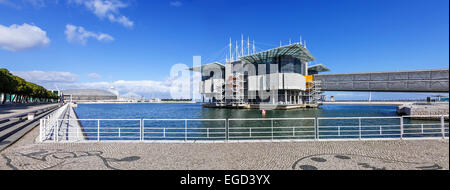 Lisbon Oceanarium, la seconda più grande oceanarium nel mondo e il più grande in Europa con una vista al di sopra del Parque das Nacoes, Foto Stock