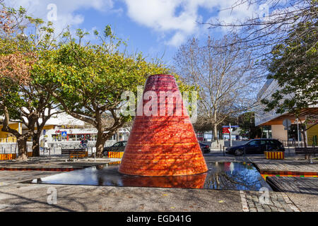 Il vulcano di acqua in Ocean Avenue (Alameda dos Oceanos) nel Parco delle Nazioni (Parque das Nações), Lisbona, Portogallo. Foto Stock