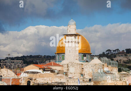 Minareto e Cupola della roccia a Gerusalemme contro il drammatico cielo nuvoloso Foto Stock