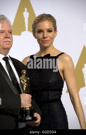 L'attrice Sienna Miller pone nella sala stampa del 87th Academy Awards, Oscar, in Dolby Theatre di Los Angeles, Stati Uniti d'America, il 22 febbraio 2015. Foto: Hubert Boesl/dpa - nessun filo SERVICE - © dpa picture alliance/Alamy Live News Credito: dpa picture alliance/Alamy Live News Foto Stock