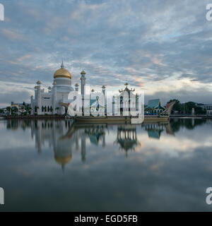 Il sultano Omar Ali Saifuddin Moschea, Bandar Seri Begawan, Brunei, Novembre 2013 Foto Stock