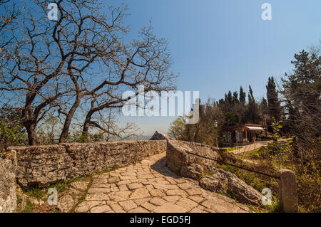 Stone Road per la cesta (Torre de La Fratta) nella Repubblica di San Marino Foto Stock