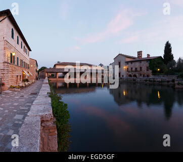 Antico borgo di Bagno Vignoni con le acque termali, XVI secolo, l'Hotel Restaurant Le Therme, Bagno Vignoni, Val d'Orcia, Val d'Orcia, Sito Patrimonio Mondiale dell'UNESCO, provincia di Siena, Toscana, Italia, Europa Foto Stock