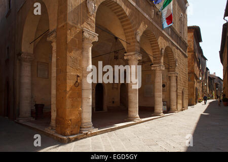 Il Palazzo Comunale con la loggia e il municipio, Pienza, Val d'Orcia, Val d'Orcia, Sito Patrimonio Mondiale dell'UNESCO, provincia di Siena, Toscana, Italia, Europa Foto Stock